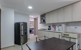 Apartamento en laureles con piscina, parqueadero 302